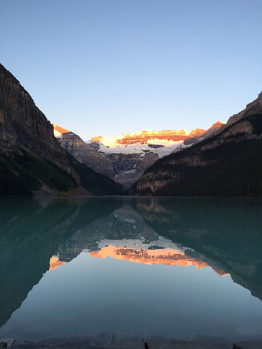 ルイーズ湖の朝焼け(イメージ)