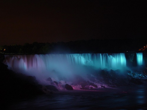 ナイアガラのライトアップ（イメージ）©Tourism Ontario