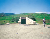 ヴェルギナ遺跡 フィリッポス2世の墓入口 (イメージ) (C)ギリシャ政府観光局