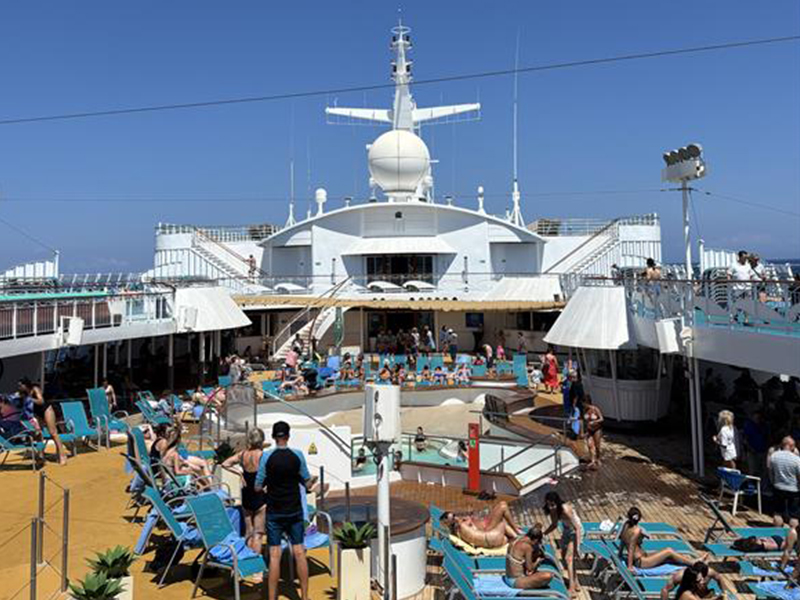 解放感あふれるプールデッキ（イメージ）