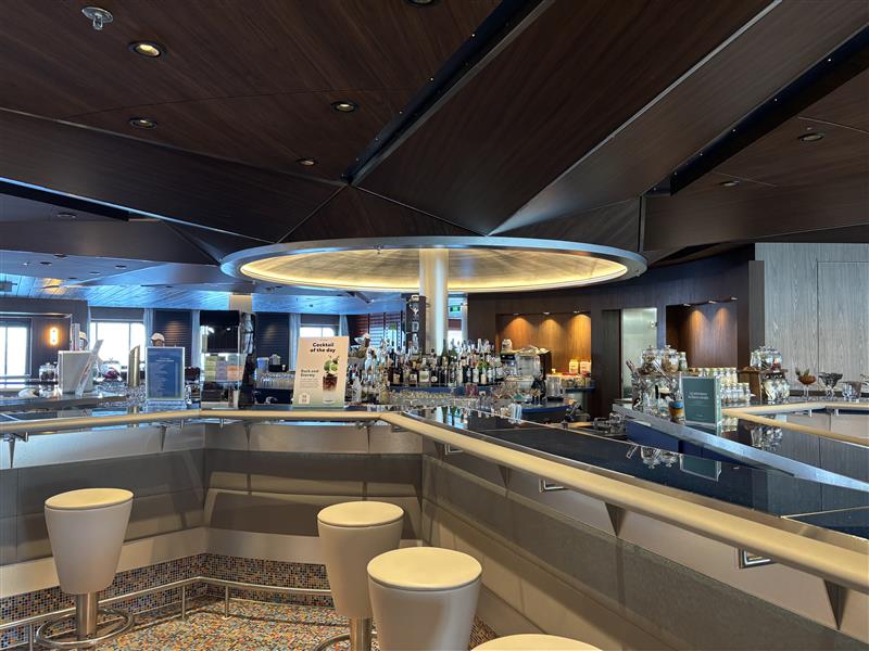 ゆっくりくつろげる船内バー（※有料／イメージ）