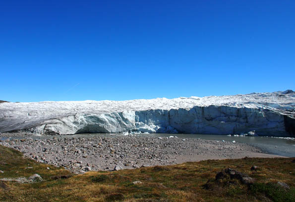 間近に見る氷河（イメージ）