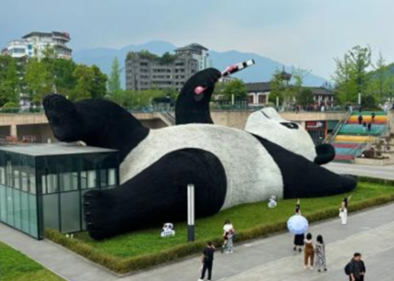 巨大自撮りパンダオブジェ（イメージ）