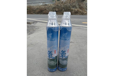 酸素缶（黄龍では1人1本付き）