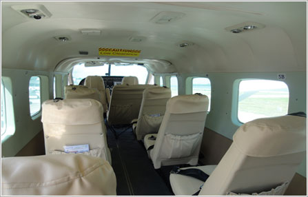 遊覧飛行のセスナ機。乗客全員が窓側に座ることが出来る(イメージ)
