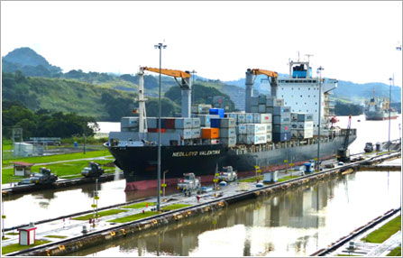 パナマ運河を通関する大型貨物船(イメージ)