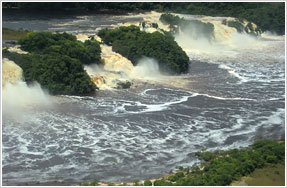 カナイマラグーンと滝(イメージ)