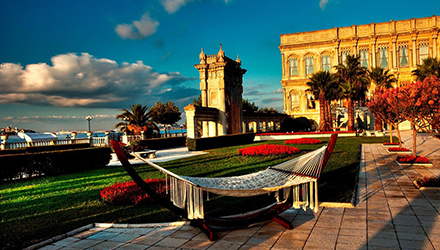 「チュランパレス」スルタンのために建てられたもう一つの宮殿、チュランパレスは現在ホテルとして使われています。ボスポラス海峡に面している、トルコでも有数の高級ホテルです。