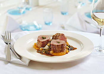 レストランでのお食事（イメージ）