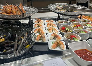 ビュッフェに並ぶ魚介類（イメージ）