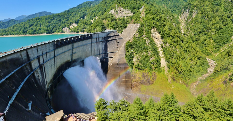 黒部ダムの観光放水期間は、6月26日～10月15日。運がよければ虹が見られるかも（イメージ）