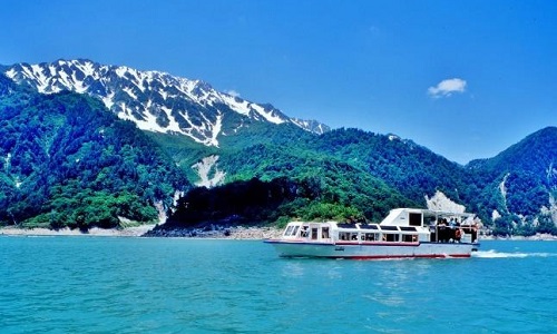 黒部湖遊覧船ガルベ。国立公園内の遊覧をたっぷり楽しめます（イメージ）