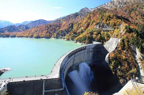 紅葉の黒部ダム(イメージ)