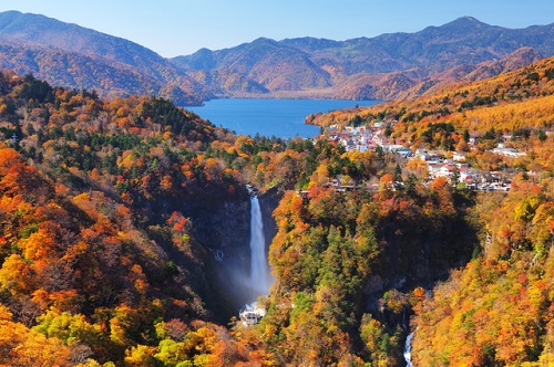 華厳の滝（イメージ）※紅葉の見頃は例年10月中旬～11月上旬
