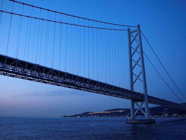 フェリーデッキからみた明石海峡大橋（イメージ）
