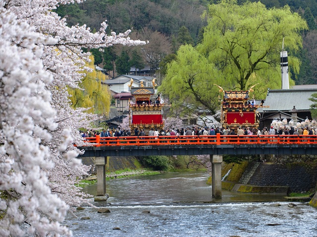 春の高山祭