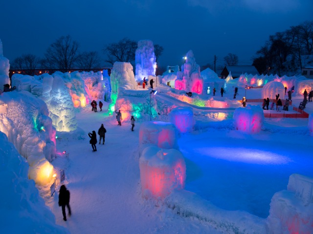 千歳・支笏湖氷濤まつりのライトアップ（イメージ）※日中にご案内するツアーもございます。