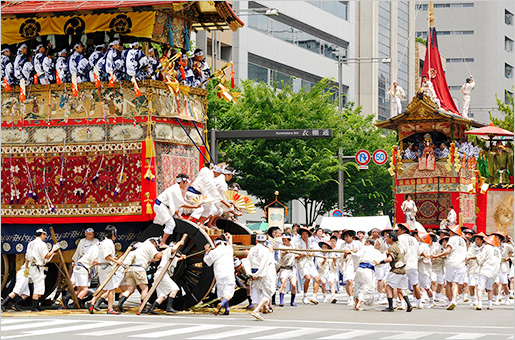 祇園祭　前祭　鶏鉾・月鉾(イメージ／©京都市観光協会)