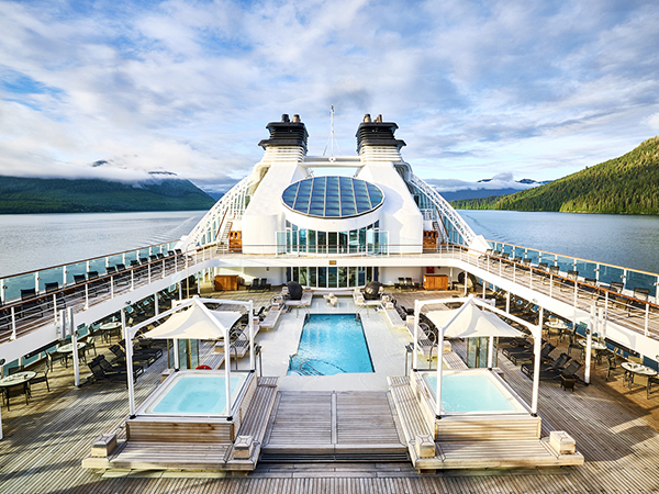 プール湖畔（イメージ）