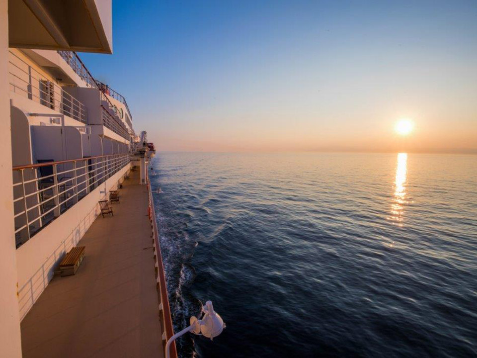 船上から見る朝日（イメージ）