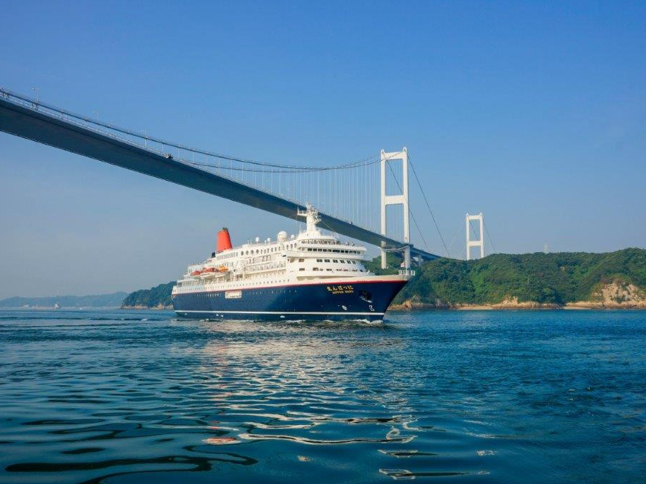 瀬戸内海を航行するにっぽん丸（イメージ）／©三好和義