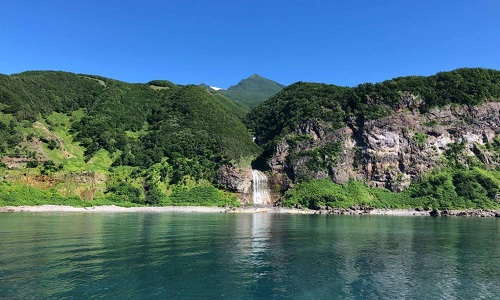 水が海に直接落ちる滝は日本国内でも数か所しか見られない珍しい景色（イメージ）