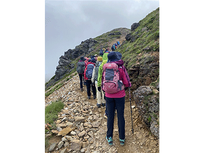 硫黄岳の山頂を目指す（第8回でご案内）