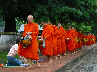 世界遺産の町・ルアンプラバンの托鉢風景（イメージ）