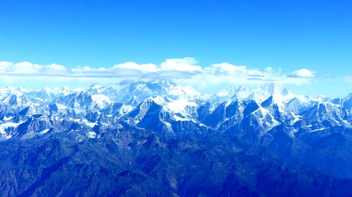 迫力あるエベレスト山群（イメージ）