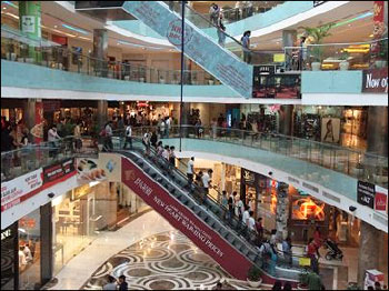 経済成長著しいインドにはこんなにキレイなショッピングモールやスーパーマーケットもあるんです。
