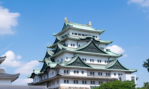 シャチホコなどで知られる名古屋城も「日本100名城」に選定されています（イメージ）