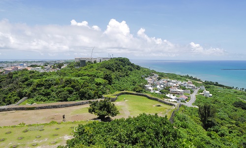 勝連城の最高所からは、沖縄の美しい海を一望できます。隠れた絶景スポットです（イメージ）
