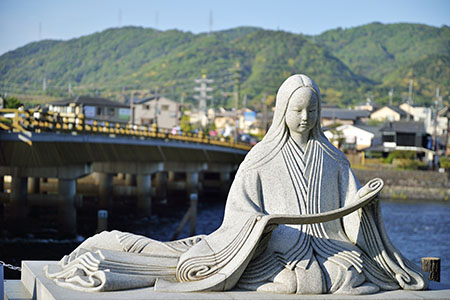 宇治橋と紫式部像（イメージ）
