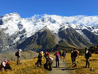氷河が削った奥深い谷を左右に歩く（イメージ）