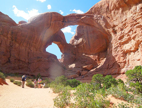 ダブルアーチハイキングのイメージ