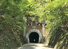 難所「笹子峠」の途中にひっそり現れる笹子隧道（イメージ）