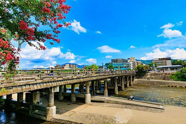 京都 京都市東山区 三条大橋と鴨川（イメージ）