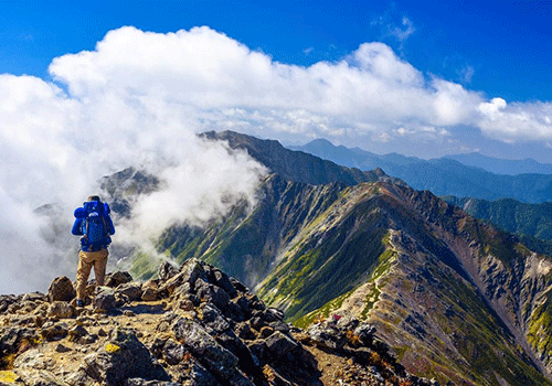 稜線をあるく登山者（イメージ）