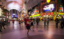 にぎやかなイルミネーションの中を走る！（イメージ）