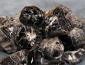 火山から噴出したマグマが急激に冷やされることでできたガラス質の黒耀石