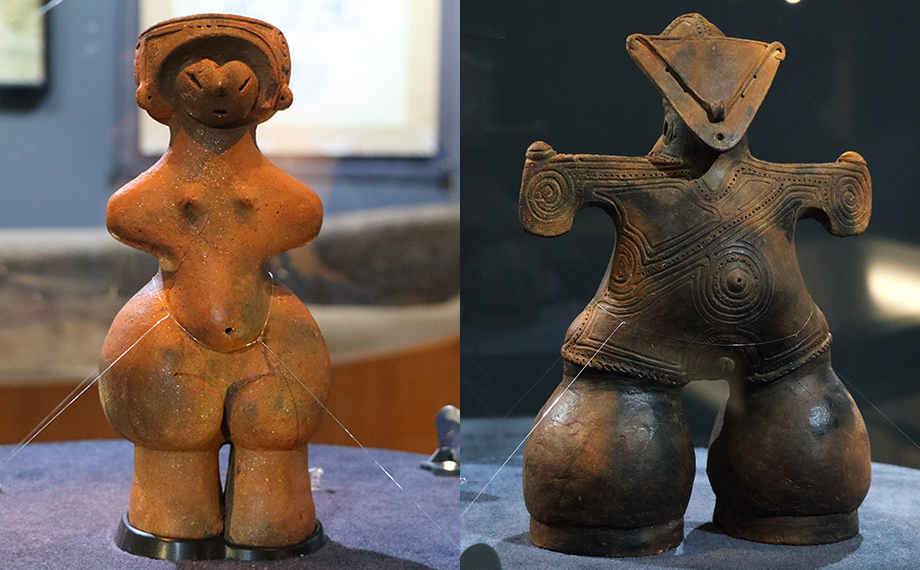 長野県芽野市の尖石（とがりいし）縄文考古館に展示されている国宝の土偶、「縄文のビーナス」（左）と「仮面の女神」（右）。なぜ作られたのか、なぜこのような形なのか。その謎を解き明かすべく、さまざまな角度から研究が続けられています