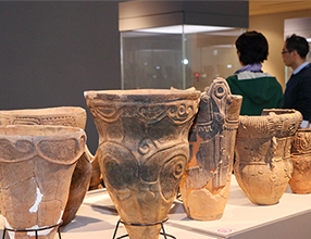 縄文文化の繁栄を物語る数々の大型深鉢土器（尖石縄文考古館）