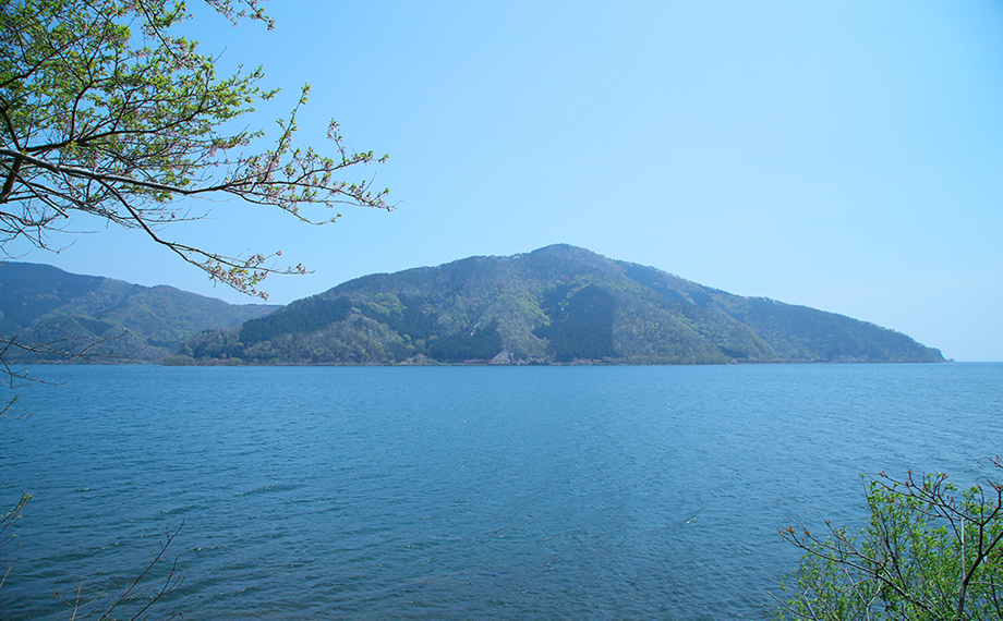 ���i�΂ɕ����Ԏ��͂Q�L�����܂�̏����ȓ��A�|�����B��ٍ��V���Ղ��邱�̓��́A�Â��_���h�鐹�n�Ƃ��đ����̐M���W�߂Ă��܂����B���̐_��I�Ȕ������́A�Ζk���i�̂ЂƂɐ������Ă��܂�