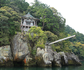 ���̐�[������i�΂ւƔ�э~���C�s�A�u����сv���s����ɍ莛