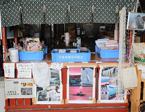 ���̔��X�ɂ́A���i�΂Ŋl�ꂽ���̒ώςȂǁA�����Ȃ�ł͂̂��y�Y�����т܂�