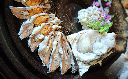 ���i�΂̌ŗL��A�j�S���u�i�̕������́A�Â�����`��鎠�ꌧ�̋��y�����B���Ђ������t�i�𐆂������тƋ��ɏd�˒Ђ����A���R���y���������̂ł��B