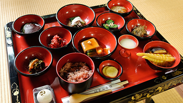 �֊ق̐��i�����̈��B�R���ǂ�^�P�m�R�A���ܓ������Q������C�^�h���Ȃǂ̎R�̌b�݂������ƕ��т܂�