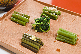 �R�ؗ����̈��B�j�����\�E�ȂǏ{�̎R�̌b�݂����������ׂ��܂�