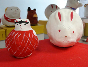 �R�`���q�͐E�l����̉��N���̊ߋ�B�u���R�ʓe�v�́A���R�̐_�̎g���ł��锒�����������`�[�t�ɂ������́i�ʐ^�E�j