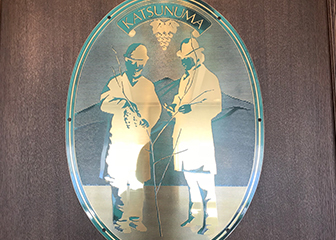 ���쐳���Ɠy�������̏ё��́A�����̃V���{���}�[�N�Ƃ��Ē��̗v���ɂ�����A���C���O���X�Ȃǂɂ��g���Ă��܂�